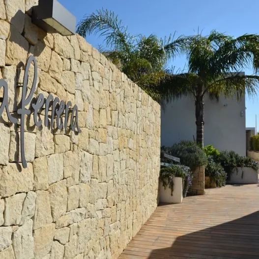 puerta entrada exterior restaurante la ferrera