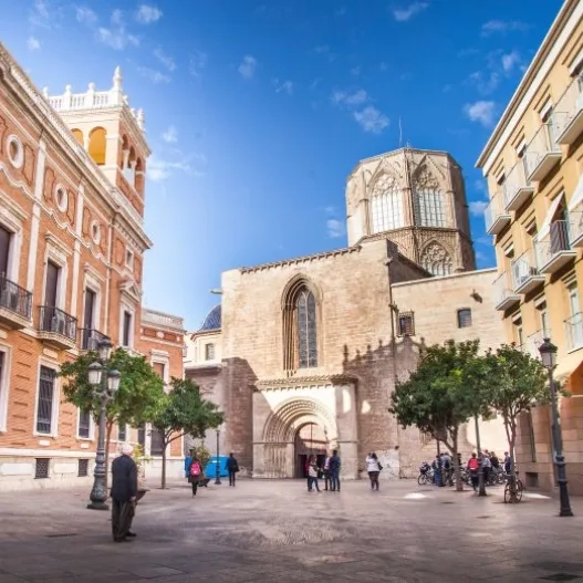 Vista de la Plaza del Arzobispo con la Catedral de Valencia al fondo.