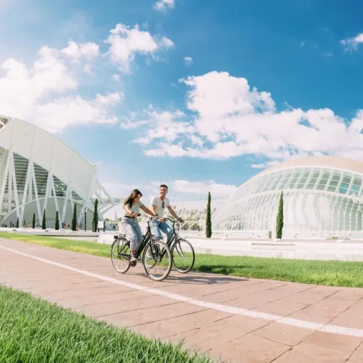 Pareja en bici Ciudad de las Artes